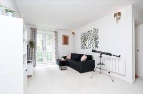 Central London Cosy Apartment with Parking